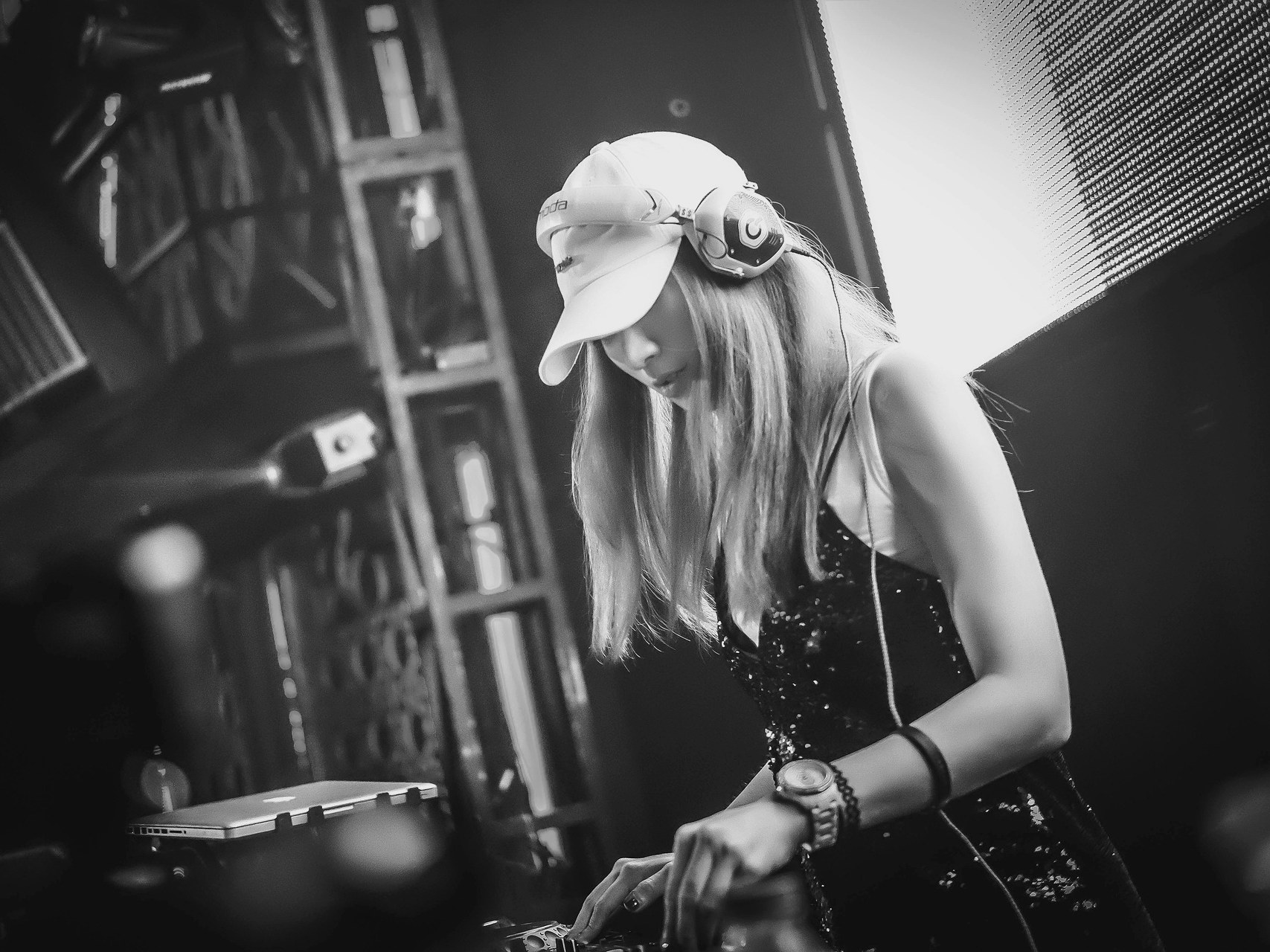 Un DJ nel pieno del set dietro ai piatti